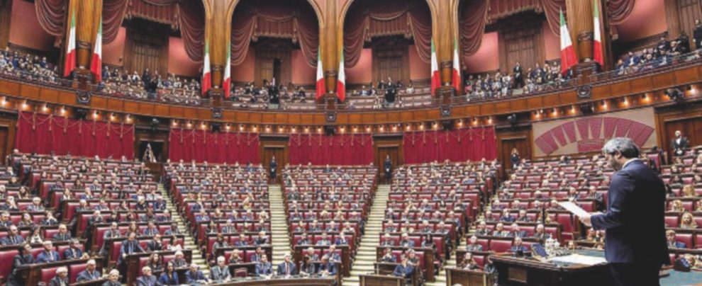 I Palazzi e chi li abita - L’emiciclo di Montecitorio, sede della Camera - Ansa Fessi, furbi e boriosi: i ritratti in rima dei politici