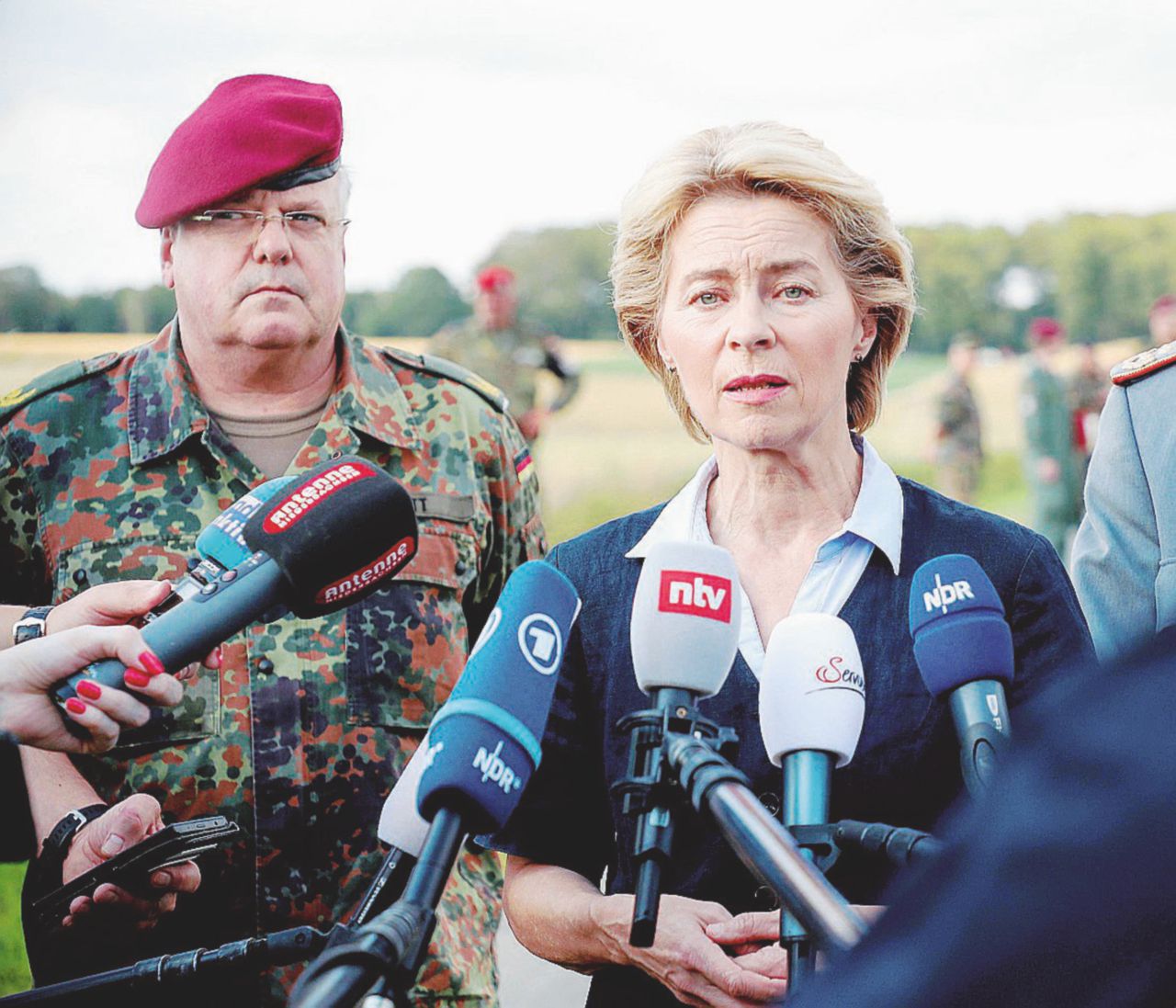 Copertina di Consulenze, sprechi e missili: i guai di Ursula, la “Lady Ue”