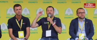 Copertina di Animalisti interrompono Salvini sul palco della Coldiretti: “Giù le mani dagli orsi”. Ministro: “Serve buon senso”