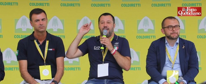 Copertina di Animalisti interrompono Salvini sul palco della Coldiretti: “Giù le mani dagli orsi”. Ministro: “Serve buon senso”