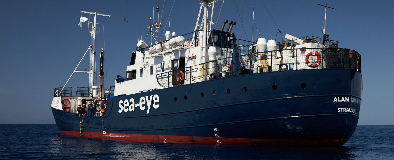 Alan Kurdi, Malta autorizza lo sbarco dei 65 migranti: “Subito ricollocati”. Attracco alle 21. Sea-Eye: “Ce l’abbiamo fatta”