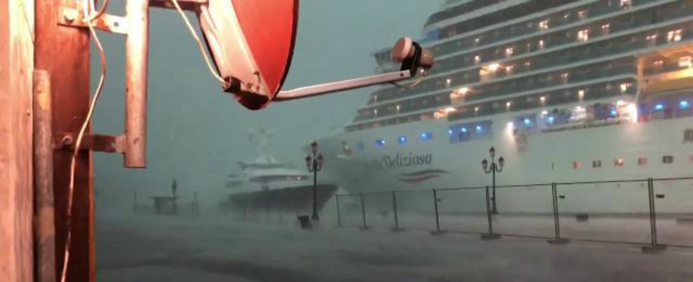 Copertina di Venezia, le immagini della nave da crociera che finisce vicinissima alla banchina vicino a San Marco