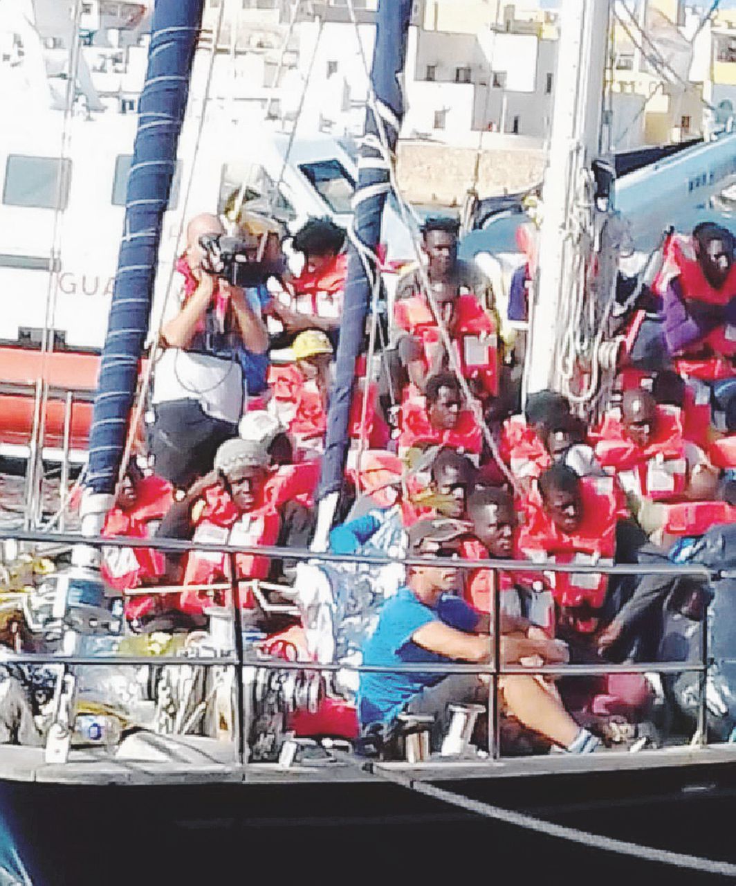 Copertina di Bloccati sul molo i 46 del veliero Salvini contro tutti