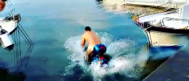 Napoli, la scommessa di Balotelli: “2mila euro se ti butti in mare con il motorino”. E lo scooter finisce in acqua