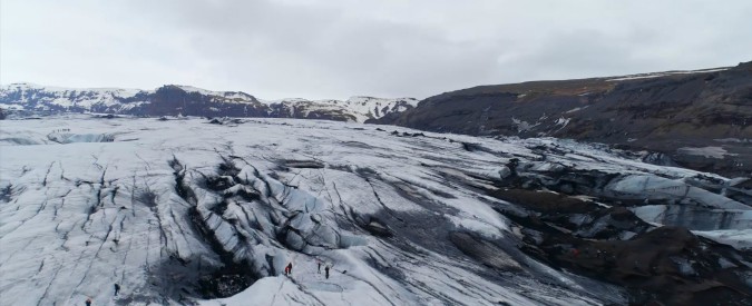 Copertina di Cambiamenti climatici e ricerca scientifica, su Sky il doc Ice on fire prodotto e narrato da Di Caprio. La clip in anteprima