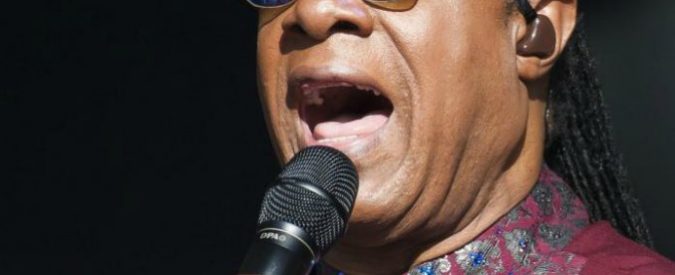 Stevie Wonder annuncia: “Sto per avere un trapianto di rene, una paura”. Cancellati tutti i suoi concerti