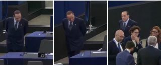 Copertina di Berlusconi al Parlamento europeo, la passeggiata solitaria tra i banchi e l’ironia in Rete: “Come in un cantiere”
