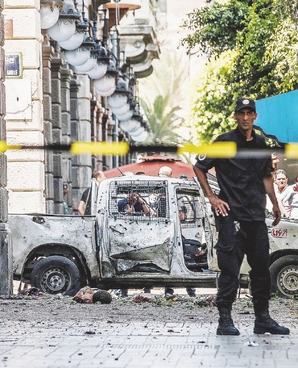Copertina di Tra kamikaze e ricoveri: Tunisia immersa nell’incertezza