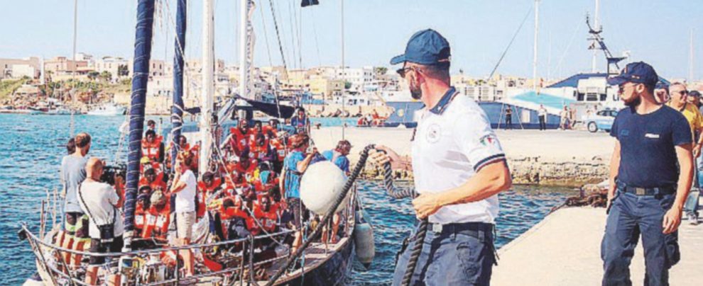 Terra in vista - La nave Alex entra in porto a Lampedusa - Ansa Alex e Alan Kurdi, sbarcano i migranti