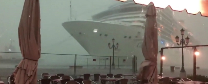 Copertina di Venezia, il dialogo tra il comandante e la capitaneria: “Non vi serve un quarto rimorchiatore?”. “No, tutto tranquillo”