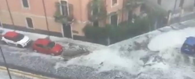 Copertina di Verona, grandinata record in città: le strade “imbiancate” si trasformano in fiumi. Le immagini