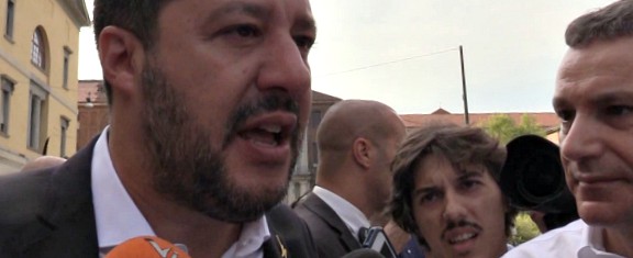 Migranti, Salvini: “Missione Sophia? Recuperò migliaia di persone e le portò in Italia. A Trenta rispondo coi numeri”