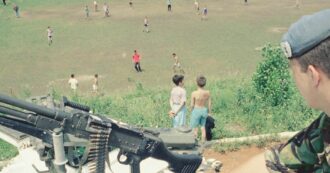 “Ferivano civili, poi sparavano sui soccorsi. Per uccidere un bambino si pagava di più”: il racconto dell’orrore sui ‘turisti cecchini’ di Sarajevo