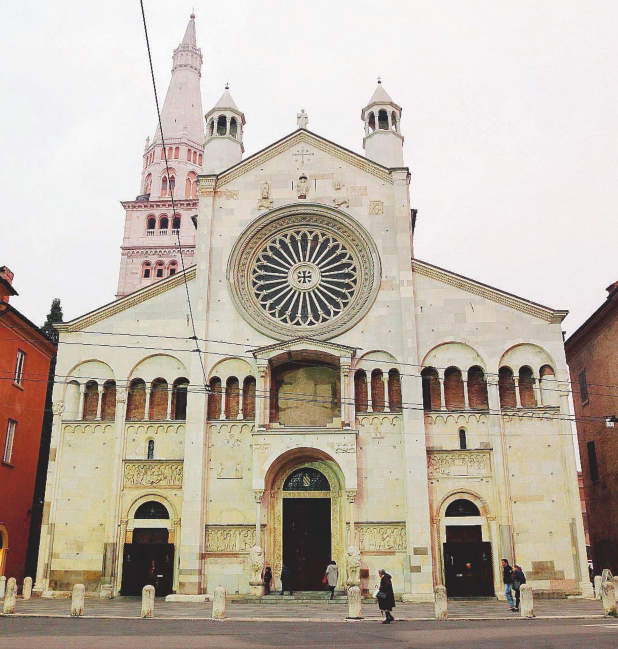Copertina di La curia in crisi dimezza le parrocchie: la Chiesa di Francesco punta sui laici