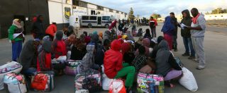 Copertina di Libia, liberi i 350 migranti rinchiusi nel centro di Tajoura. Nella struttura erano morte 53 persone dopo un raid aereo