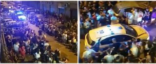 Copertina di Napoli, la proposta di matrimonio (con serenata) blocca la strada: la polizia passa tra la folla e se ne va tra gli applausi