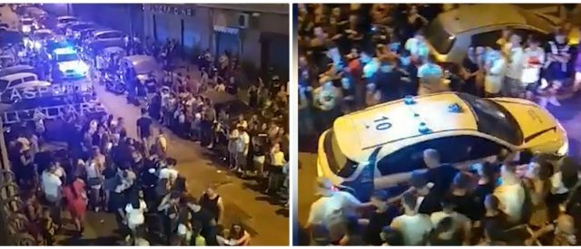 Napoli, la proposta di matrimonio (con serenata) blocca la strada: la polizia passa tra la folla e se ne va tra gli applausi