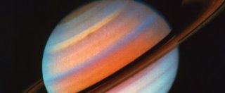 Copertina di Notte di Saturno, il pianeta è al massimo della luminosità: i suoi anelli visibili con un binocolo