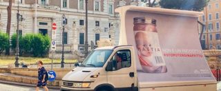 Copertina di Roma, i manifesti contro l’utero in affitto girano sui camion: nessuna concessionaria li ha voluti affiggere
