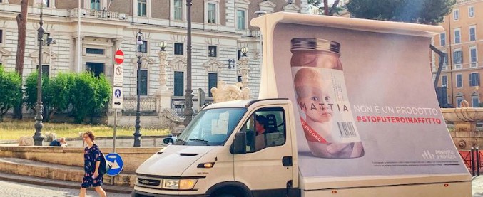 Roma, i manifesti contro l’utero in affitto girano sui camion: nessuna concessionaria li ha voluti affiggere
