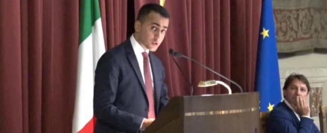 Copertina di Salario minimo, Di Maio: ‘Raggiunto accordo di maggioranza’. Poi la stretta di mano con Fico dopo le tensioni