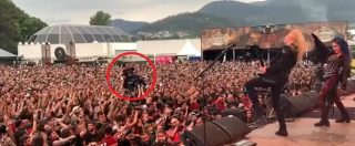 Copertina di Spagna, disabile sulla sedia a rotelle viene sollevato dal pubblico al concerto metal. La band: “Fantastico”