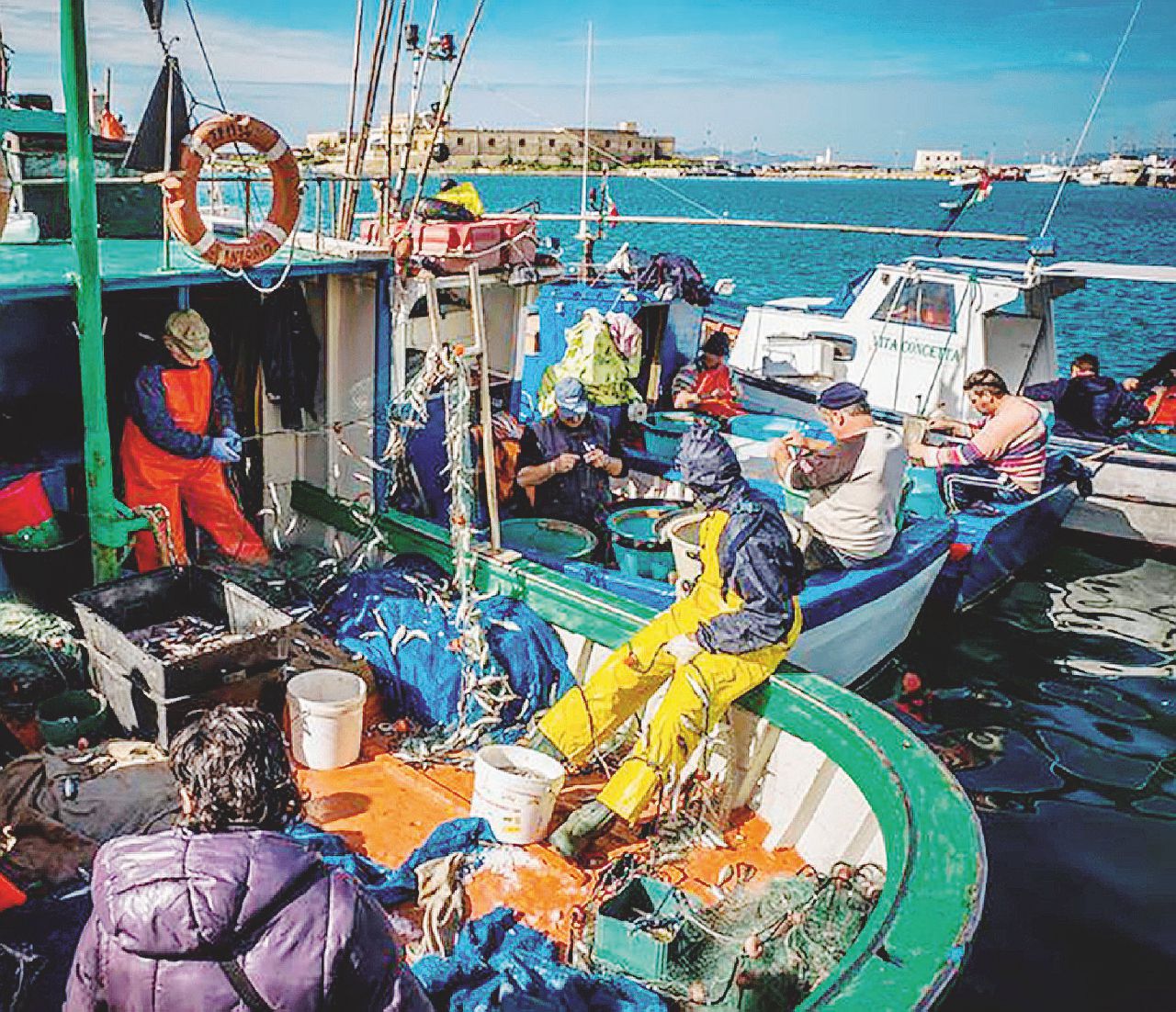 Copertina di Stop al saccheggio di gamberetti e merluzzi nello Stretto di Sicilia