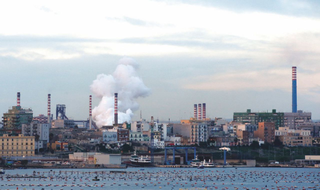 Copertina di Nuova tegola sull’Ilva: “L’altoforno va spento”