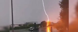 Copertina di Marina di Massa, il fulmine si abbatta sulla spiaggia: il momento dell’impatto, poi il forte boato