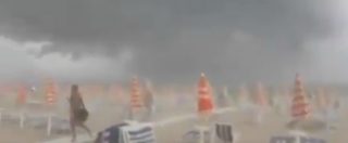 Copertina di Maltempo in Abruzzo, arriva la tempesta su Tortoreto Lido: “Via, via, abbatte tutto”. La fuga dei turisti dalla spiaggia