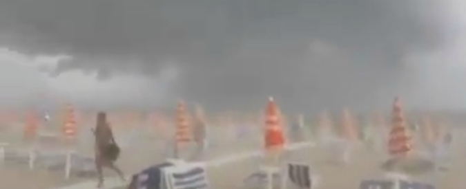 Copertina di Maltempo in Abruzzo, arriva la tempesta su Tortoreto Lido: “Via, via, abbatte tutto”. La fuga dei turisti dalla spiaggia