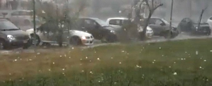 Copertina di Maltempo, chicchi di grandine grossi come arance: feriti e danni per violenta grandinata a Pescara