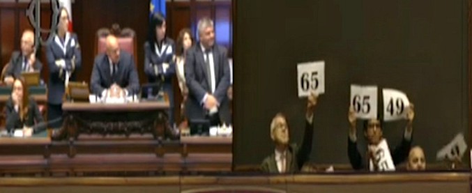 Copertina di Lega, protesta in Aula per presunti fondi dalla Russia: deputati Pd alzano cartelli durante la votazione