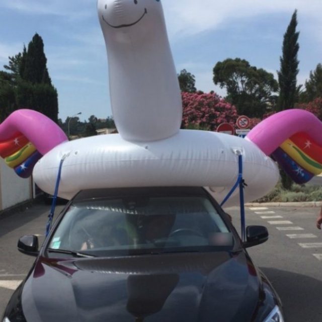 Portava un unicorno gonfiabile sul tetto dell’auto: fermato e multato