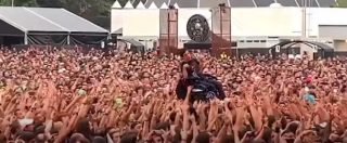 Spagna, al ragazzo in carrozzina sollevato al concerto va un grande grazie