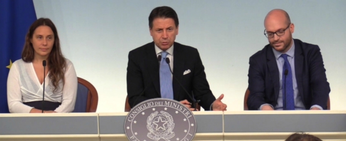 Copertina di Fondi russi a Lega, Conte: “Chiarimenti a Salvini? Mi fido di lui”. E Fontana glissa su denuncia a Savoini