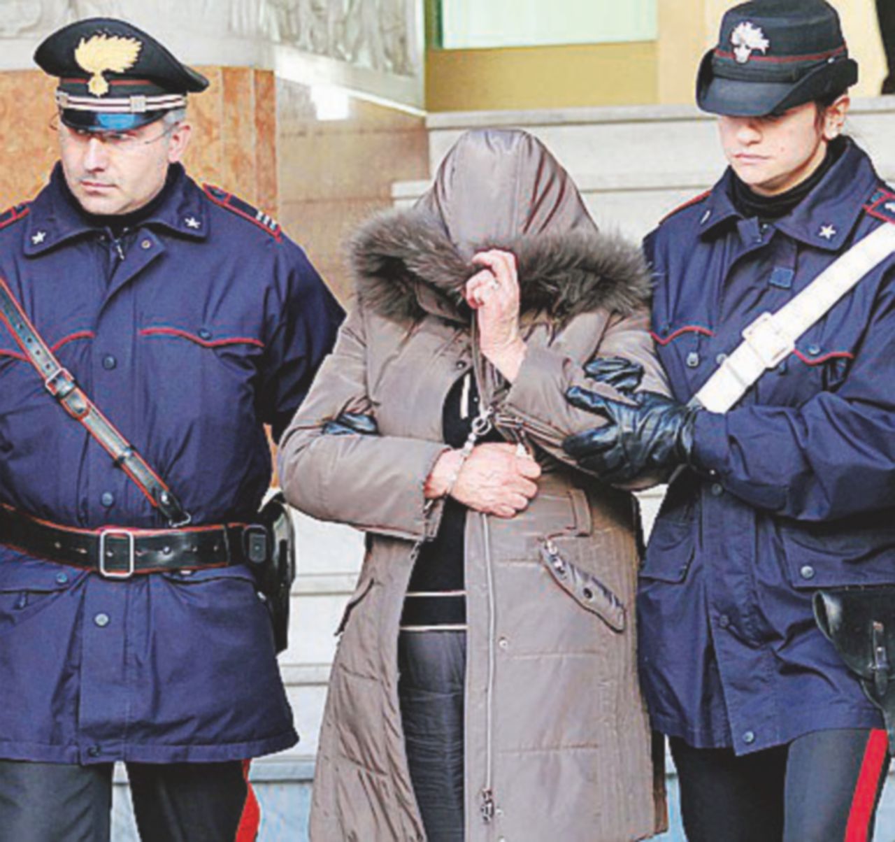 Copertina di La Famiglia: la rivolta di figlie e mogli dei boss