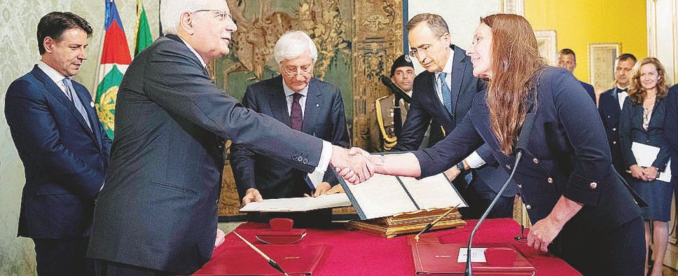 Giuramento - Alessandra Locatelli ha giurato ieri al Colle da ministra della Famiglia - LaPresse La leghista che tolse la foto di Mattarella