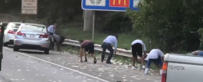 Copertina di Piovono soldi in autostrada: portavalori perde migliaia di dollari e gli automobilisti reagiscono così. Le immagini