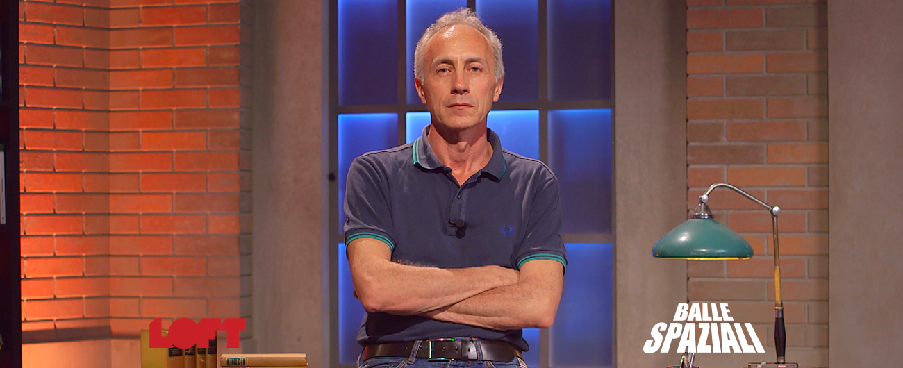 Copertina di Balle Spaziali, Marco Travaglio smonta tre fake news: è vero che l’emergenza rifiuti a Roma è tutta colpa di Virginia Raggi?