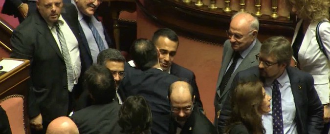 Copertina di Taglio dei parlamentari, legge approvata in Senato con 180 sì: i festeggiamenti del M5s in Aula