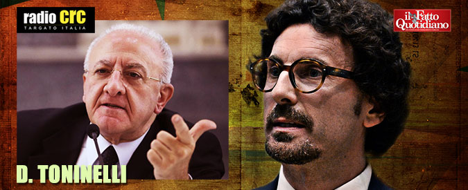 Copertina di Toninelli: “De Luca? Un comico, la maggiore sfortuna per la Campania. Ironizza sui miei capelli? Invidioso, lui è calvo”