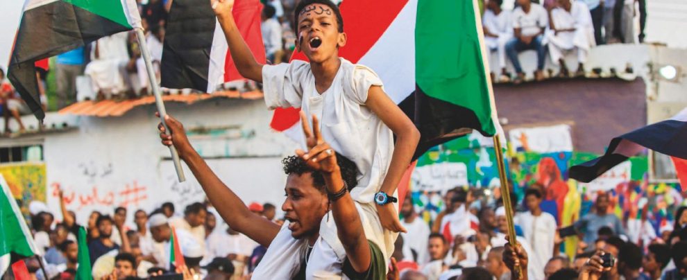 Khartoum “la rossa” - Manifestanti durante le proteste contro Omar Al-Bashir nella capitale Il copione di Putin per il Sudan