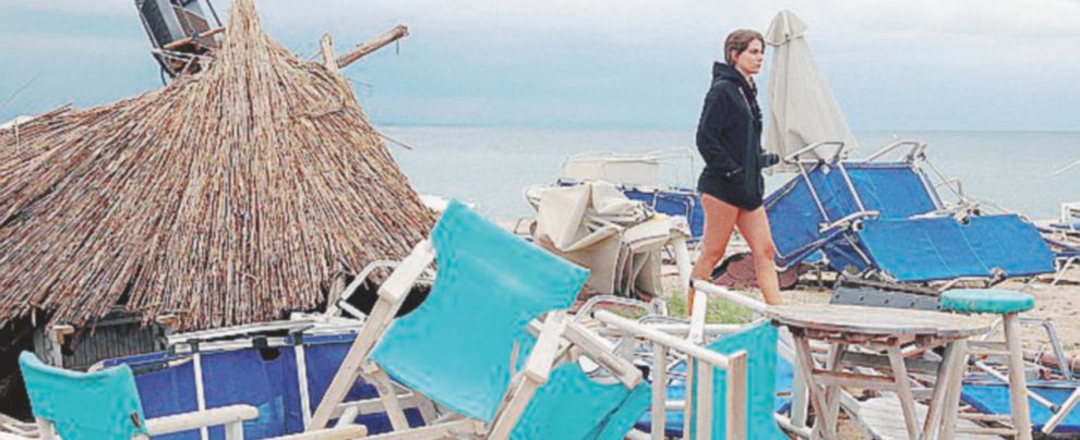 Cinque minuti d’inferno - La penisola Calcidica attraversata dal vento a 100 km /h - Ansa Tornado, 7 morti e 30 feriti in Calcidica