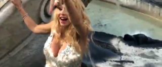 Copertina di Roma, Valeria Marini fa il bagno nella fontana di piazza di Spagna: daspo e multa di 550 euro per la showgirl