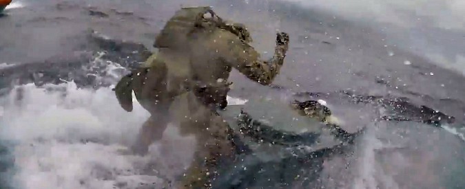 Copertina di Guardia costiera intercetta sottomarino carico di cocaina: l’inseguimento ad alta velocità sembra tratto da un film