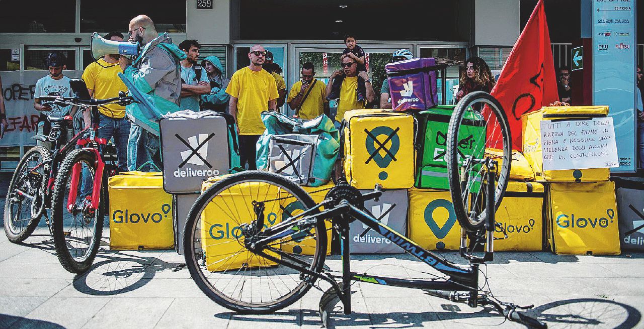 Copertina di Glovo, la beffa: il rischio d’impresa ora è dei rider