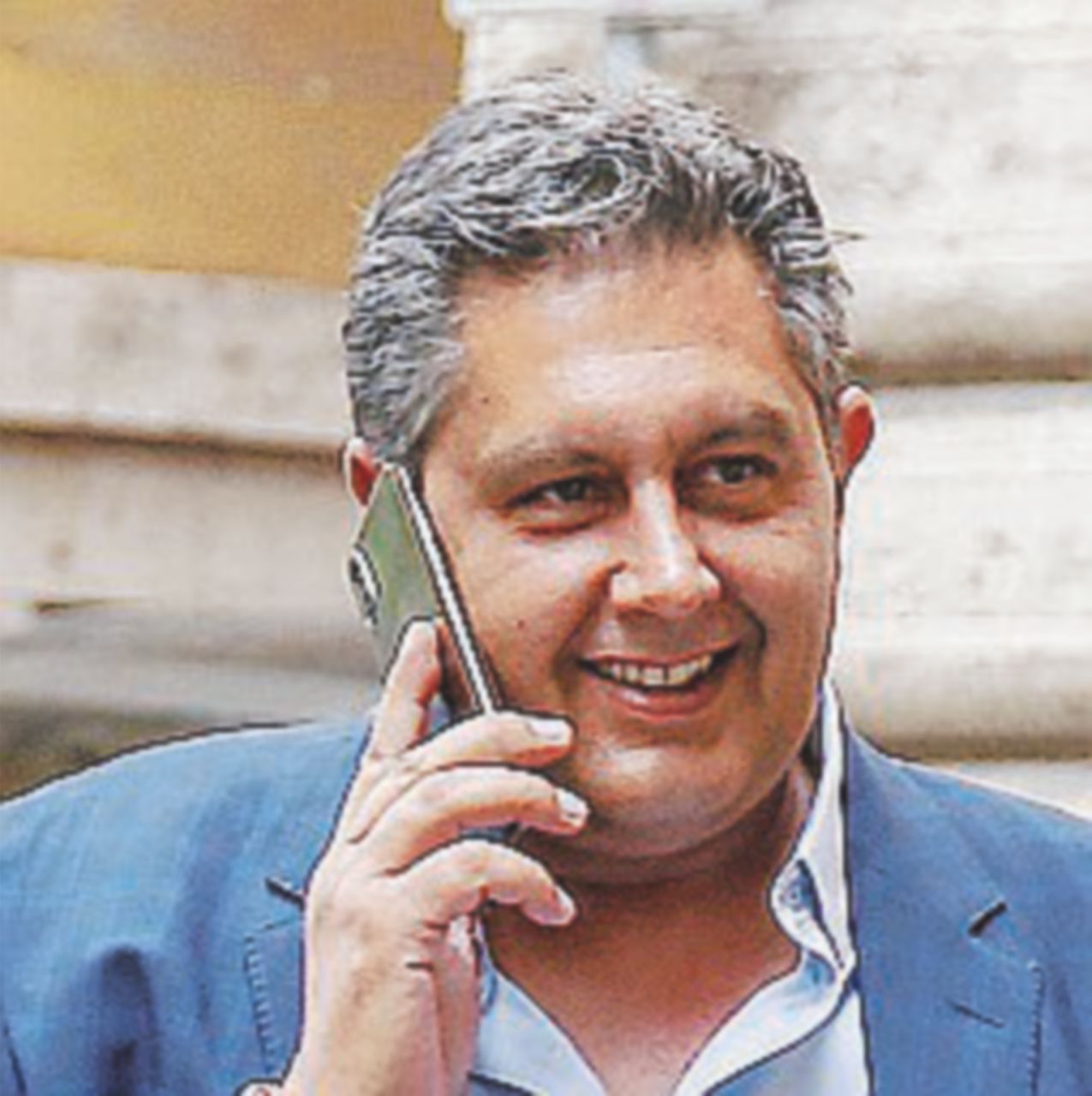 Copertina di Toti ne combina un’altra: mischia cantanti porno e sovranisti