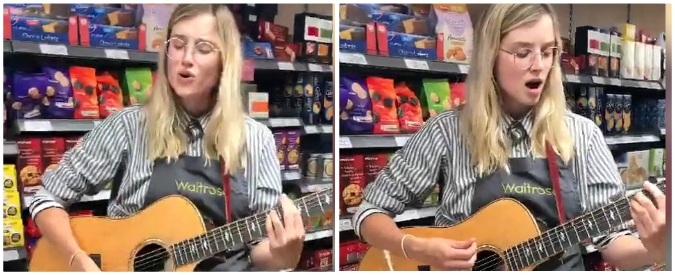 Copertina di Si esibisce con la chitarra al supermercato in cui lavora: produttore musicale la nota e l’audizione è una sorpresa