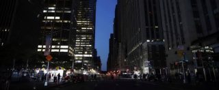 Copertina di New York, un blackout manda in tilt Manhattan per oltre 5 ore: più di 70.000 persone al buio e panico nelle strade